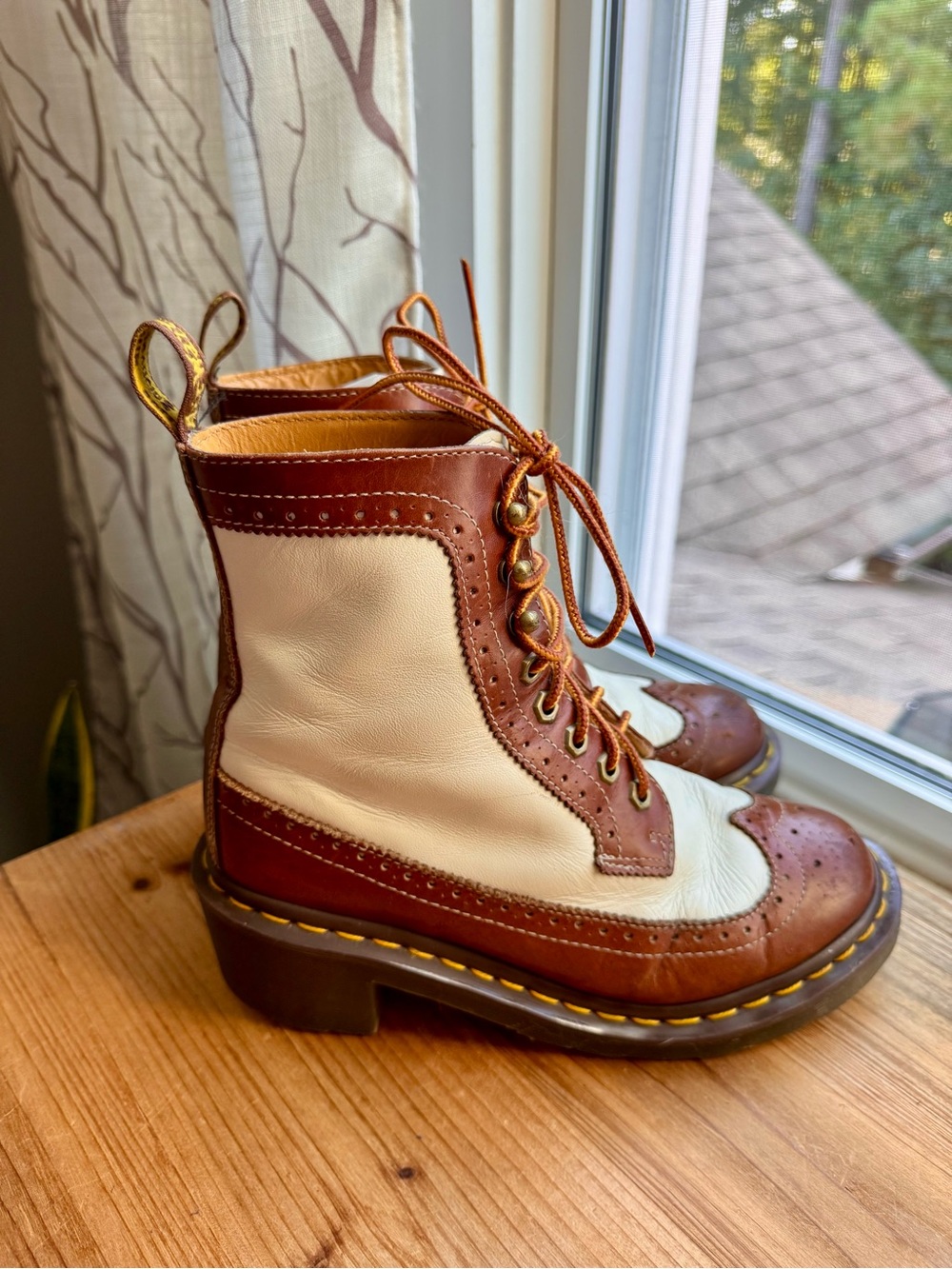 Dr. Martens Women’s 7 Brown White Brogue Wingtip Heeled Leather Boots - Picture 3 of 11
